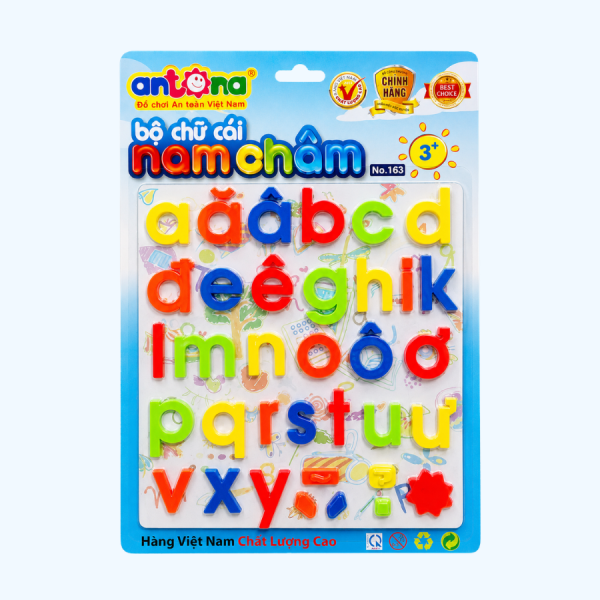 Vỉ nam châm chữ thường Antona giúp bé làm quen bảng chữ cái tiếng Việt một cách trực quan và sinh động. Sản phẩm được làm từ nhựa an toàn, màu sắc tươi sáng, kích thước phù hợp với bàn tay trẻ nhỏ. Bộ chữ nam châm hỗ trợ bé nhận biết mặt chữ, ghép vần, tập đọc và phát triển tư duy ngôn ngữ hiệu quả. Phù hợp cho trẻ từ 3 tuổi trở lên, sử dụng tại gia đình, trường mầm non và các lớp học giáo dục sớm.