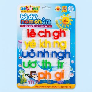 Vỉ nam châm chữ ghép Antona – nguyên âm phụ âm giúp bé làm quen với cách ghép chữ, học đánh vần và phát triển khả năng ngôn ngữ ngay từ sớm. Bộ chữ được thiết kế nhiều màu sắc sinh động, hỗ trợ bé phân biệt nguyên âm và phụ âm dễ dàng thông qua phương pháp học mà chơi trực quan. Sản phẩm làm từ nhựa nguyên sinh an toàn, phù hợp cho trẻ từ 3 tuổi trở lên và có thể sử dụng linh hoạt trên bảng từ, tủ lạnh hay bàn học.