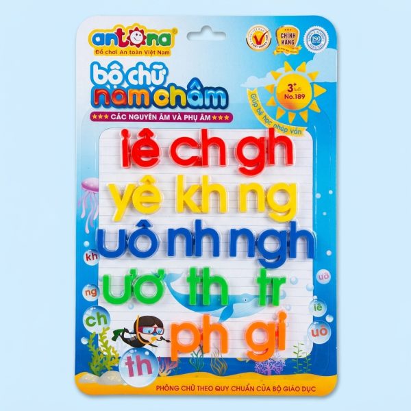 Vỉ nam châm chữ ghép Antona – nguyên âm phụ âm giúp bé làm quen với cách ghép chữ, học đánh vần và phát triển khả năng ngôn ngữ ngay từ sớm. Bộ chữ được thiết kế nhiều màu sắc sinh động, hỗ trợ bé phân biệt nguyên âm và phụ âm dễ dàng thông qua phương pháp học mà chơi trực quan. Sản phẩm làm từ nhựa nguyên sinh an toàn, phù hợp cho trẻ từ 3 tuổi trở lên và có thể sử dụng linh hoạt trên bảng từ, tủ lạnh hay bàn học.