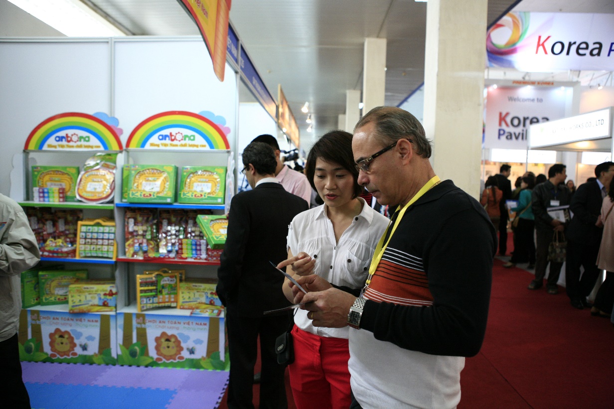 Hình ảnh Antona tham dự Vietnam Expo 2014, đánh dấu cột mốc thương hiệu giới thiệu sản phẩm đồ chơi âm thanh đầu tiên Simba Thông Thái, mở ra hành trình phát triển đồ chơi giáo dục tương tác tại Việt Nam.