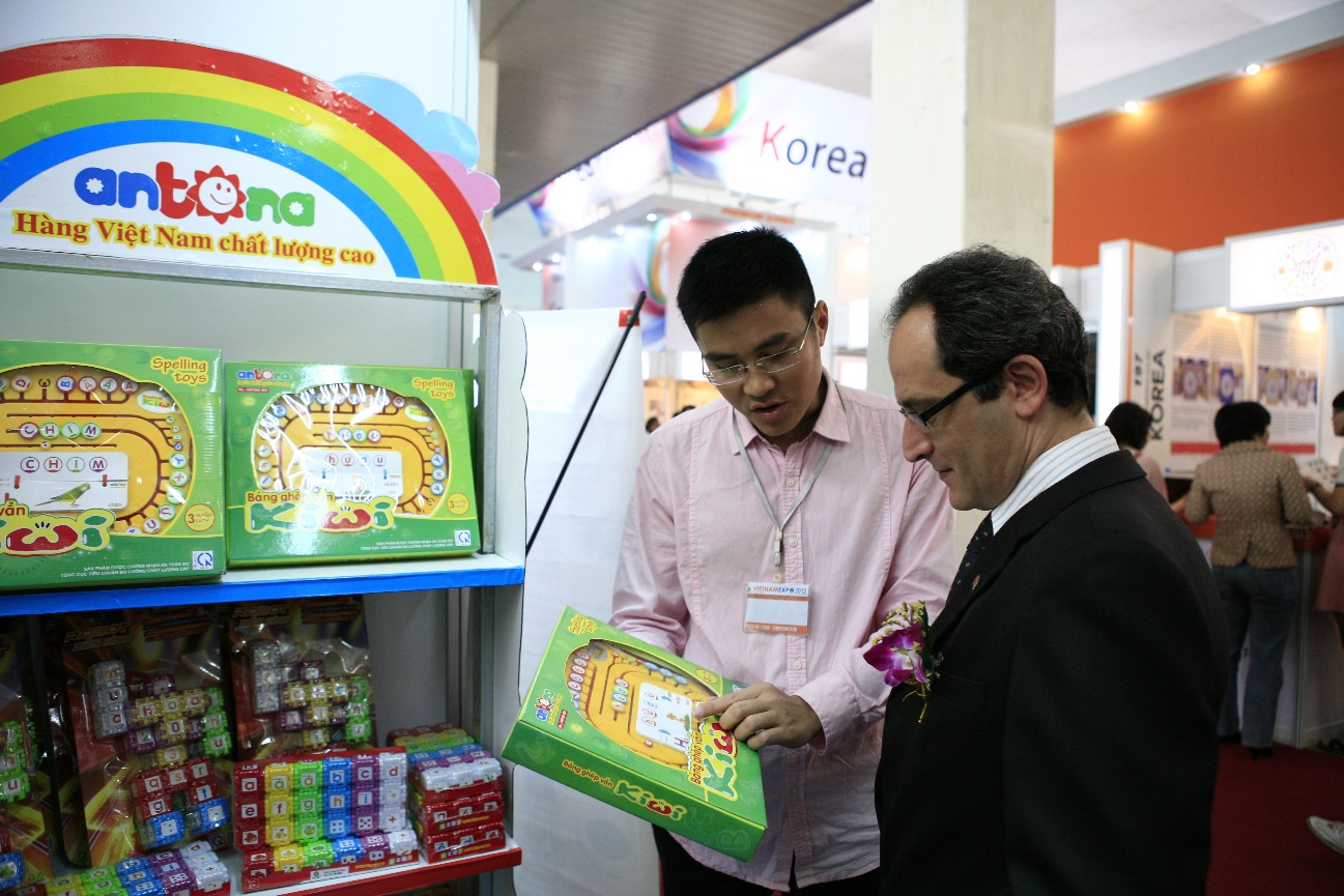 Antona tham dự Vietnam Expo 2014 với sản phẩm Simba Thông Thái, khẳng định định hướng phát triển đồ chơi giáo dục sớm, đồ chơi tương tác và phát triển tư duy dành cho trẻ em.