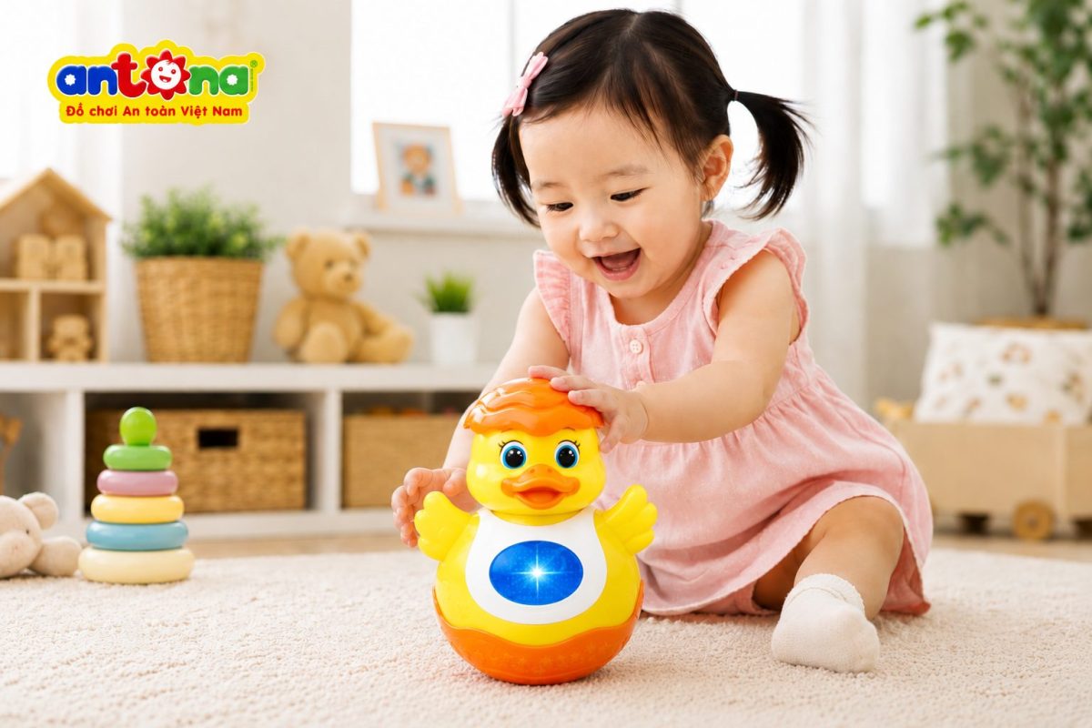 Lật đật vịt Antona không chỉ là đồ chơi giải trí mà còn là người bạn đồng hành giúp bé vừa chơi vừa học, phát triển toàn diện thông qua âm thanh, ánh sáng và chuyển động.