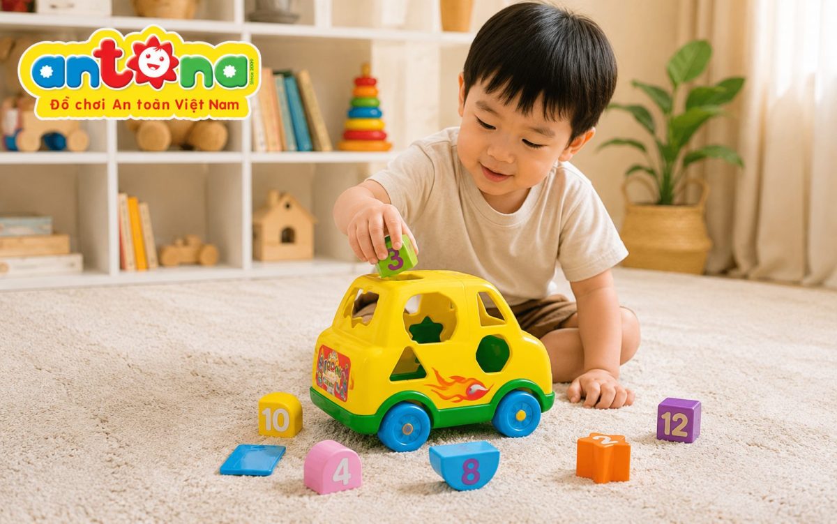 Ô Tô Thả Hình Antona giúp bé rèn luyện kỹ năng vận động tinh, phối hợp tay – mắt và khả năng giải quyết vấn đề khi tìm đúng vị trí để thả từng khối hình vào xe.