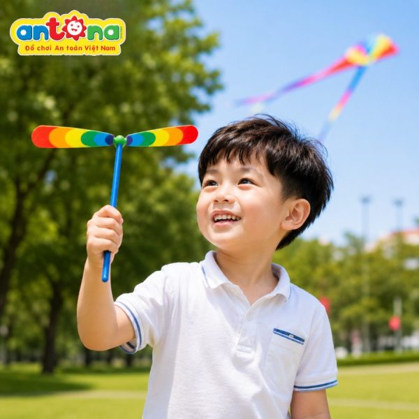 Đồ chơi Chong Chóng Cầu Vồng Antona được sản xuất từ nhựa an toàn, cánh quay nhẹ theo gió, là món đồ chơi vận động lý tưởng dành cho trẻ từ 3 tuổi trở lên.