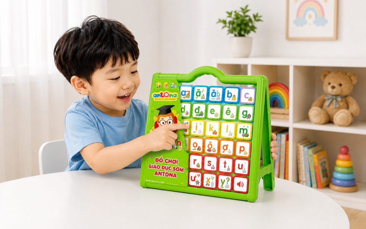 Đồ chơi giáo dục sớm Antona với bảng học chữ cái nhiều màu sắc giúp trẻ phát triển khả năng quan sát, ghi nhớ và tăng cường vốn từ ngay từ những năm đầu đời.