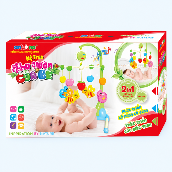 Hình ảnh Kệ Treo Antona - Khu Vườn Của Bé với các mô hình ong, ốc sên, dâu tây và trái cây ngộ nghĩnh giúp kích thích giác quan, tăng khả năng tập trung cho trẻ nhỏ.