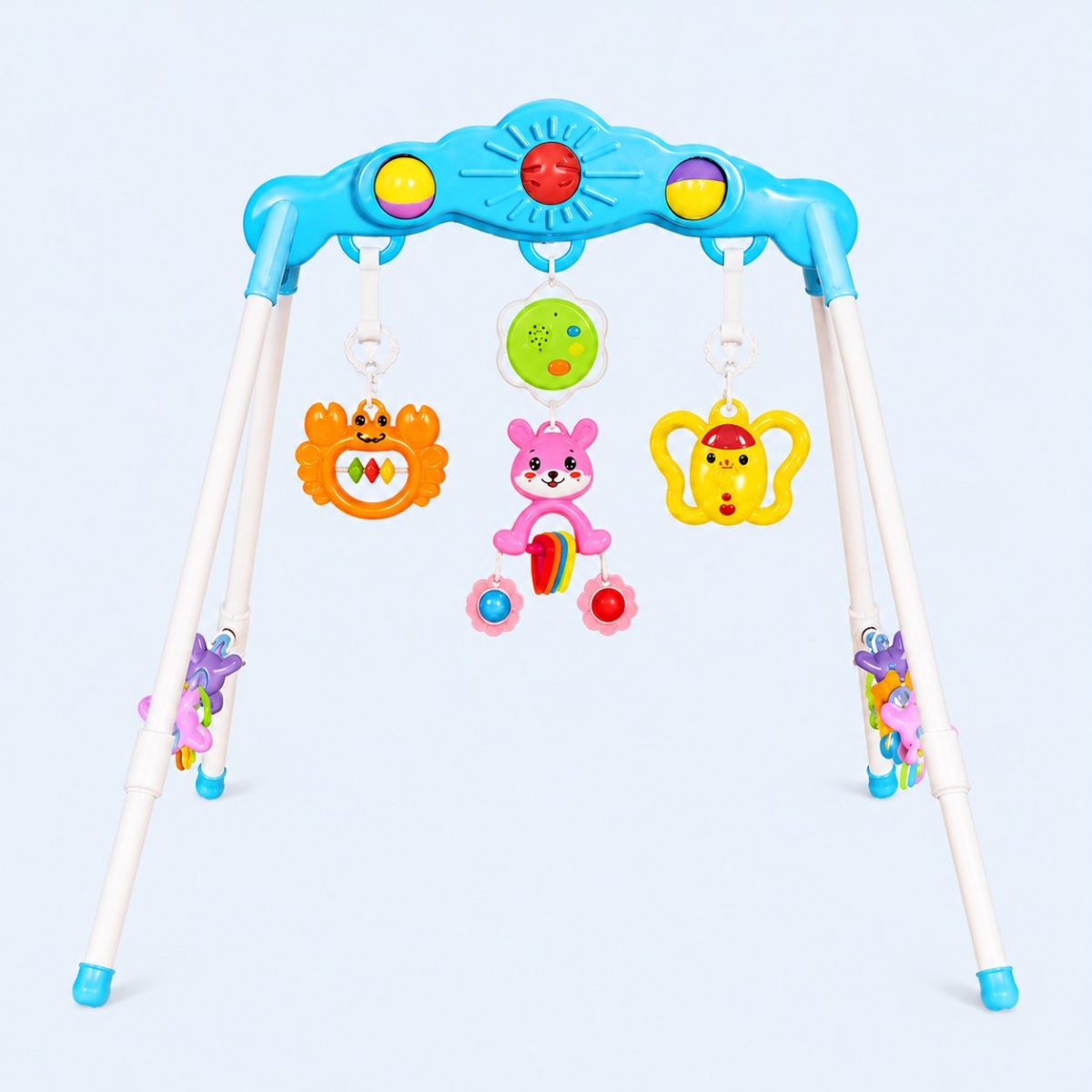 Kệ chữ A Antona - Mặt Trời Của Bé Phiên Bản Âm Thanh 1 Bé vui chơi cùng Kệ chữ A Antona – Mặt Trời Của Bé, phát triển phản xạ, kỹ năng vận động và khả năng quan sát thông qua các món đồ chơi treo sinh động.