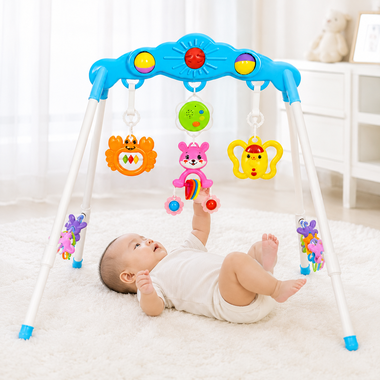 Bé 3 tháng nằm chơi cùng Kệ Chữ A Antona Bé Tập Thể Dục Phiên Bản Âm Thanh, rèn luyện khả năng với tay, quan sát và phát triển thị giác.