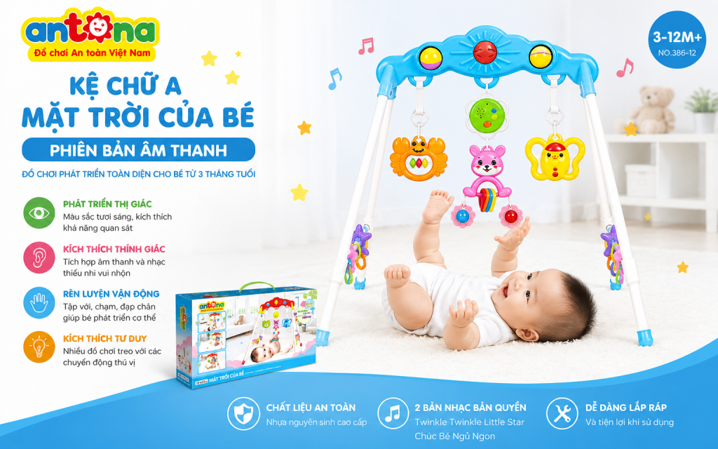 Hình ảnh bé vui chơi cùng Kệ Chữ A Antona Bé Tập Thể Dục Phiên Bản Âm Thanh trong không gian sáng, an toàn. Sản phẩm hỗ trợ bé tập với, chạm, lẫy và phát triển toàn diện trong những tháng đầu đời.