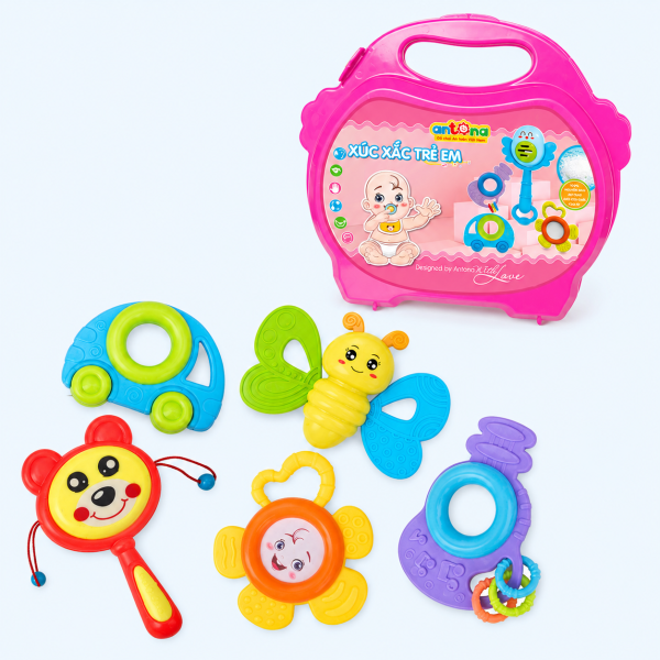 Xúc xắc trẻ em Antona - Hộp 5 chiếc gồm 5 món đồ chơi xúc xắc nhiều màu sắc, giúp bé phát triển thị giác, thính giác và khả năng cầm nắm. Chất liệu nhựa nguyên sinh an toàn, phù hợp cho bé từ 3 tháng tuổi.