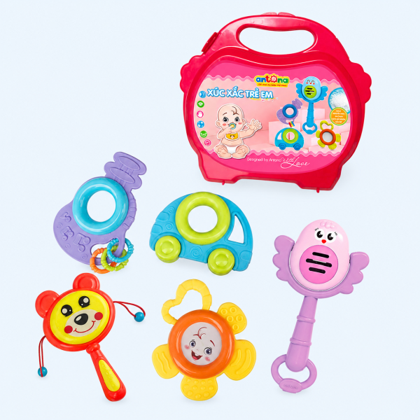 Bộ Xúc xắc trẻ em Antona - Hộp 5 chiếc mang đến nhiều kiểu xúc xắc đáng yêu như ô tô, gấu, hoa và nhạc cụ, giúp bé khám phá âm thanh, rèn luyện phản xạ và kích thích phát triển giác quan toàn diện.