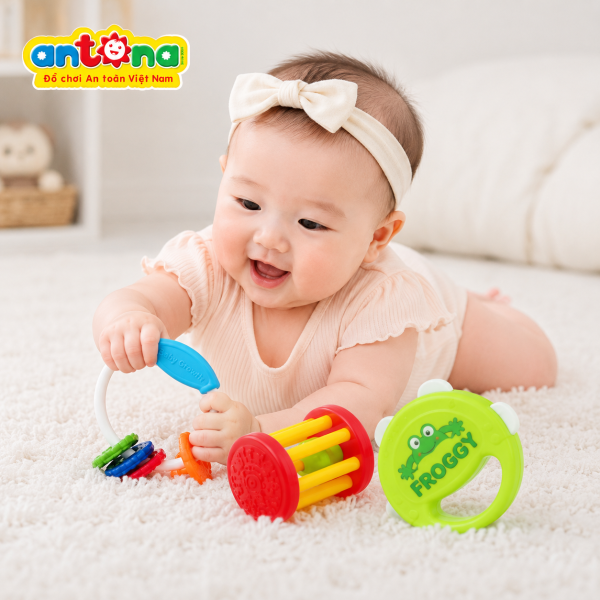 Xúc xắc trẻ em Antona bộ 3 chiếc giúp bé phát triển giác quan, rèn luyện khả năng cầm nắm và kích thích thính giác với chất liệu nhựa nguyên sinh an toàn cho trẻ sơ sinh.