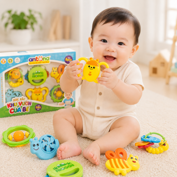 Bé hào hứng khám phá cùng Xúc Xắc Trẻ Em Antona - Hộp 6 Chiếc, phát triển thị giác, thính giác và khả năng cầm nắm ngay từ những tháng đầu đời.