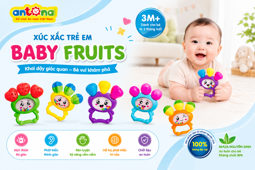 Hình ảnh bé vui chơi cùng xúc xắc trẻ em Antona Baby Fruits. Thiết kế dễ cầm nắm, âm thanh vui tai, màu sắc nổi bật giúp kích thích thị giác, thính giác và rèn luyện kỹ năng cầm nắm cho bé từ 3 tháng tuổi.