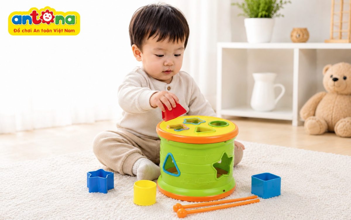 Trống thả hình Antona chính hãng gồm 1 trống, 4 khối thả và 2 dùi trống, hỗ trợ phát triển giác quan, kỹ năng vận động và khả năng nhận biết màu sắc cho trẻ.
