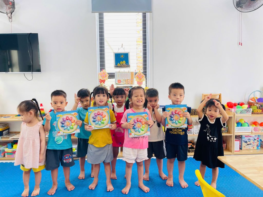 Lật Đật Học Số Antona được làm từ nhựa nguyên sinh an toàn, bo tròn các cạnh và bề mặt nhẵn mịn, mang đến cho bé trải nghiệm học toán vừa thú vị vừa an toàn.