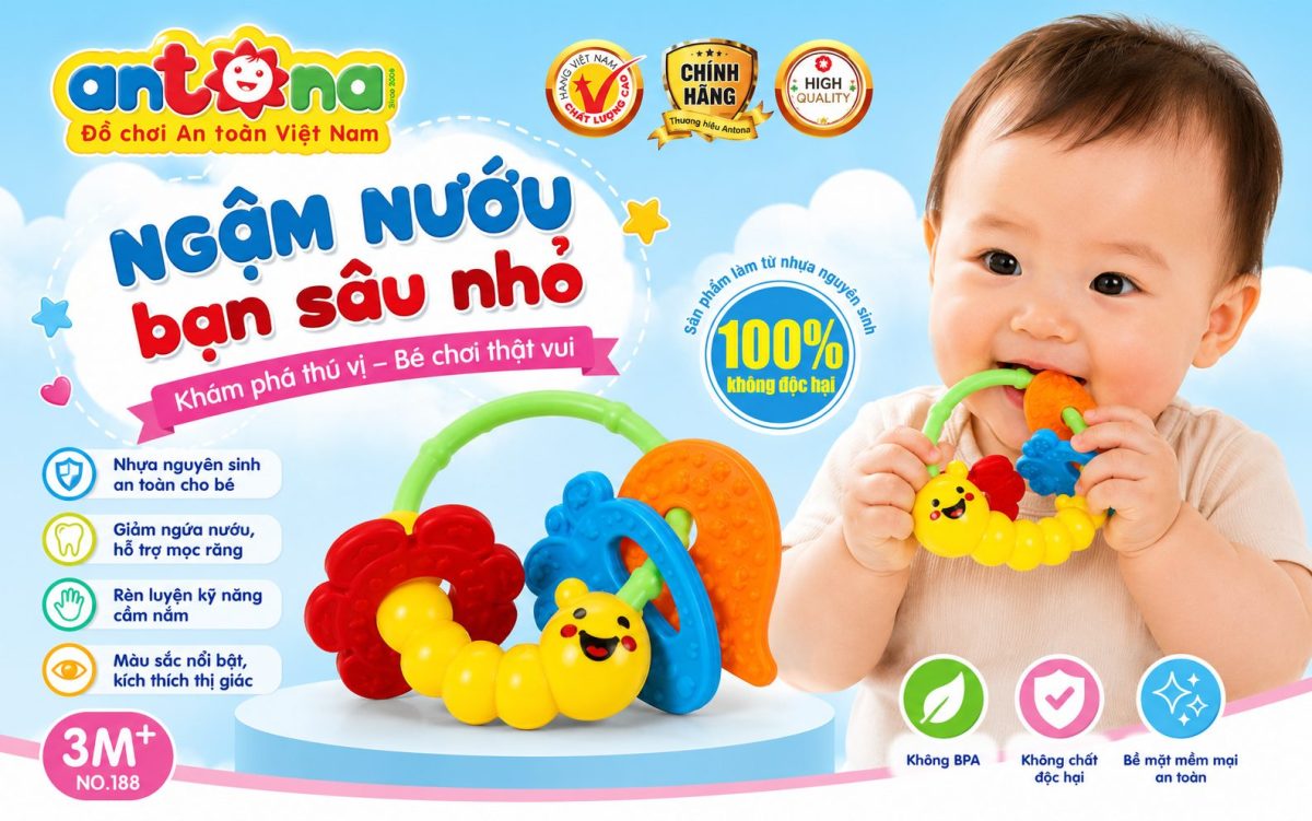 Hình ảnh ngậm nướu Antona chính hãng với thiết kế dễ thương, chất liệu nhựa nguyên sinh an toàn, giúp bé giảm ngứa nướu, rèn luyện kỹ năng cầm nắm và kích thích phát triển giác quan từ 3 tháng tuổi.