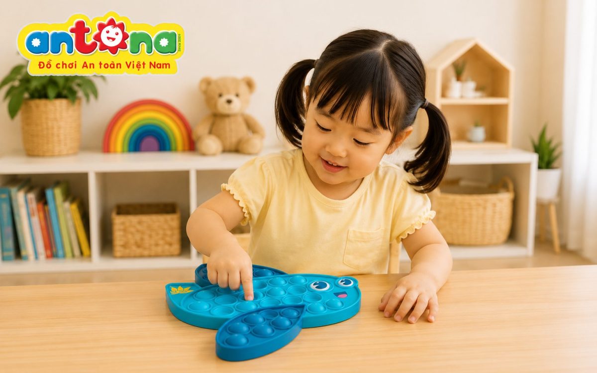 Popit Antona được làm từ 100% silicone an toàn, thiết kế hình máy bay ngộ nghĩnh giúp bé thư giãn, rèn luyện xúc giác và tăng khả năng tập trung. Sản phẩm phù hợp làm quà tặng doanh nghiệp dành cho trẻ em.