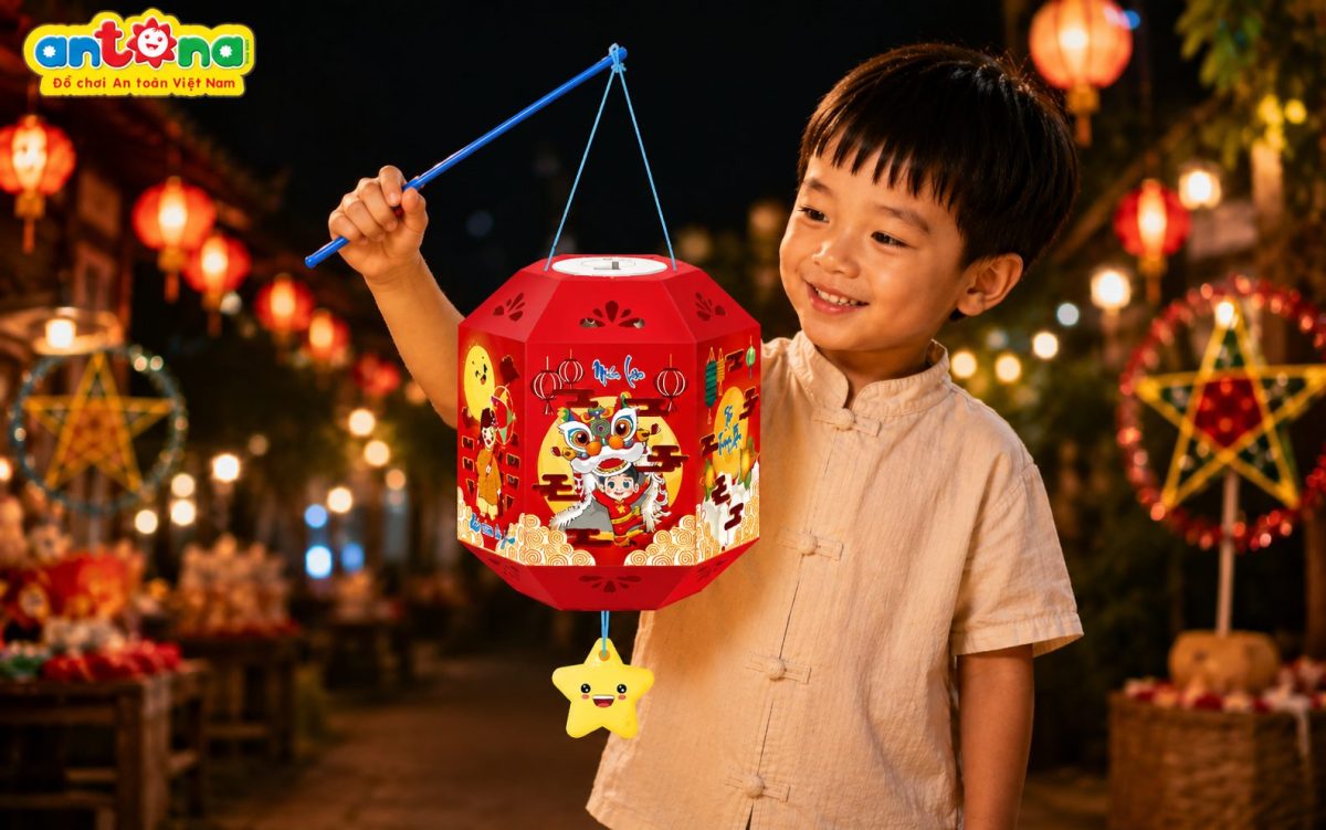 Hình ảnh bé hào hứng rước Đèn lồng Trung Thu 2024 Antona với thiết kế Story Telling độc đáo, màu sắc rực rỡ và hiệu ứng ánh sáng 7 màu. Món đồ chơi mang đến niềm vui, khơi gợi sự sáng tạo và lưu giữ những kỷ niệm đẹp của tuổi thơ.