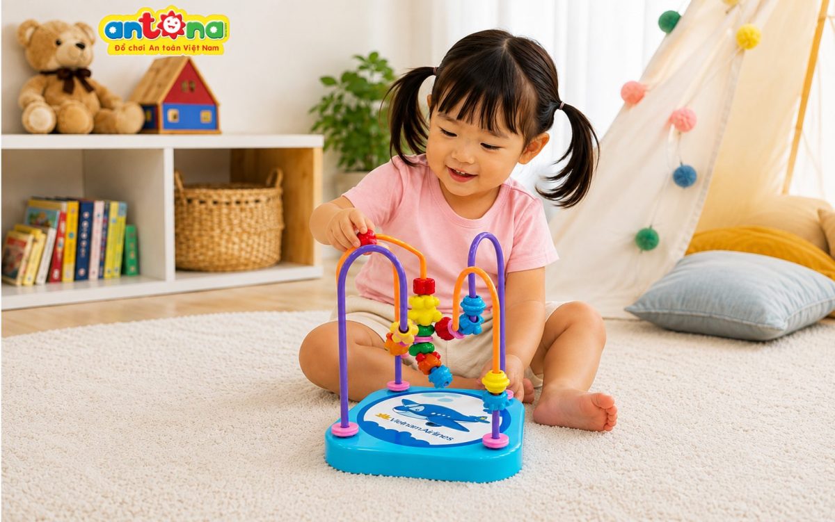 Hộp sản phẩm Luồn hạt Antona được thiết kế nổi bật, thể hiện đầy đủ các lợi ích như rèn luyện vận động tinh, phát triển tư duy và kỹ năng điều phối tay – mắt. Đây là món đồ chơi giáo dục an toàn, chất lượng cao, thích hợp làm quà tặng cho bé hoặc quà tặng doanh nghiệp.