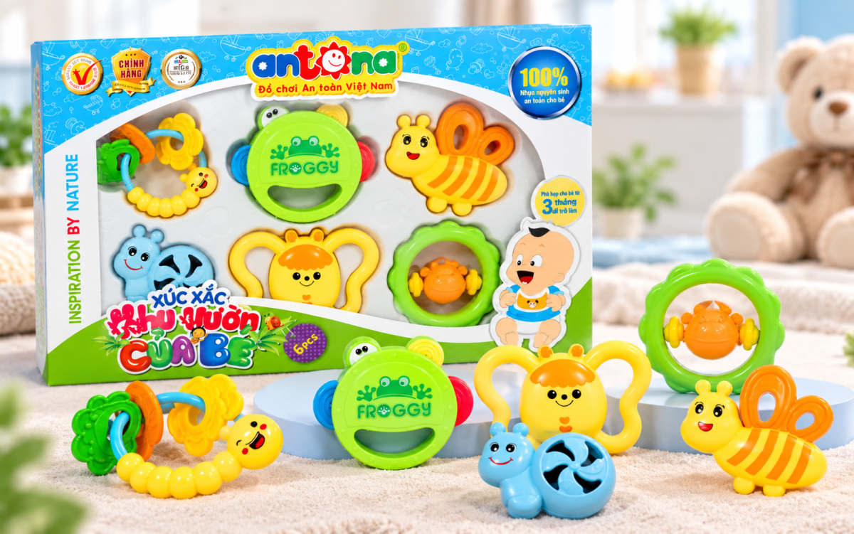 Hộp quà tặng xúc xắc cho bé Antona gồm 6 món đồ chơi hình động vật nhiều màu sắc như ếch, ong, sâu và các mẫu xúc xắc cầm nắm dành cho trẻ nhỏ.