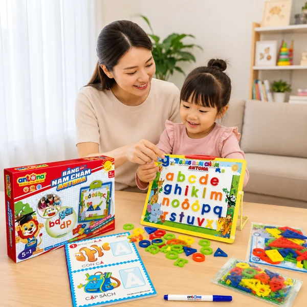 Bảng Nam Châm Antona 5in1 biến việc học trở thành trò chơi thú vị. Bé có thể ghép chữ, nhận biết số, xếp hình và tập viết ngay trên bảng, giúp tăng hứng thú học tập và tiếp thu kiến thức một cách tự nhiên.