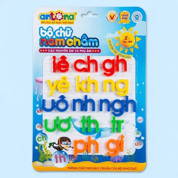 Vỉ nam châm chữ ghép Antona – nguyên âm phụ âm giúp bé làm quen với cách ghép chữ, học đánh vần và phát triển khả năng ngôn ngữ ngay từ sớm. Bộ chữ được thiết kế nhiều màu sắc sinh động, hỗ trợ bé phân biệt nguyên âm và phụ âm dễ dàng thông qua phương pháp học mà chơi trực quan. Sản phẩm làm từ nhựa nguyên sinh an toàn, phù hợp cho trẻ từ 3 tuổi trở lên và có thể sử dụng linh hoạt trên bảng từ, tủ lạnh hay bàn học.