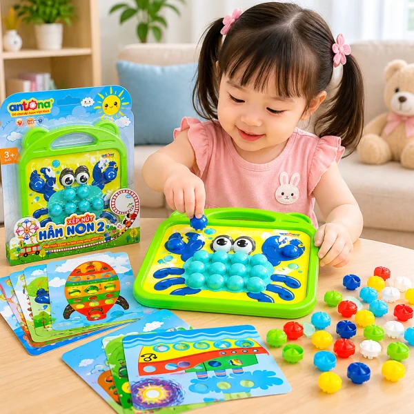 Xếp nút mầm non 2 là đồ chơi giáo dục dành cho trẻ từ 3 tuổi trở lên, hỗ trợ phát triển khả năng quan sát, tập trung và phối hợp tay mắt hiệu quả.