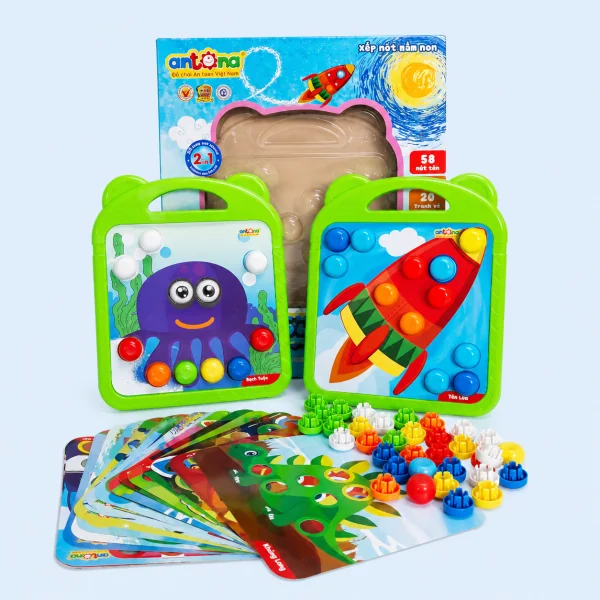 Xếp nút mầm non Vangogh 2 là bộ đồ chơi giáo dục giúp bé nhận biết và phân biệt màu sắc một cách trực quan. Thông qua việc gắn các nút màu vào đúng vị trí trên tranh, trẻ tăng khả năng quan sát, ghi nhớ và phản xạ nhanh hơn mỗi ngày.