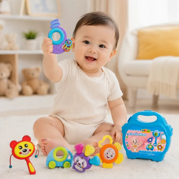 Xúc xắc trẻ em Antona - Hộp 5 chiếc là bộ đồ chơi giáo dục sớm dành cho bé từ 3 tháng tuổi. Thiết kế dễ cầm, chất liệu an toàn cùng nhiều trải nghiệm xúc giác giúp bé phát triển toàn diện ngay từ giai đoạn đầu.