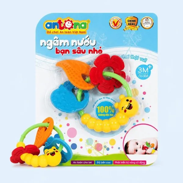 Hình ảnh ngậm nướu Antona chính hãng với thiết kế đáng yêu, trọng lượng nhẹ, dễ cầm nắm, phù hợp cho bé sơ sinh và trẻ nhỏ trong giai đoạn tập khám phá thế giới xung quanh.